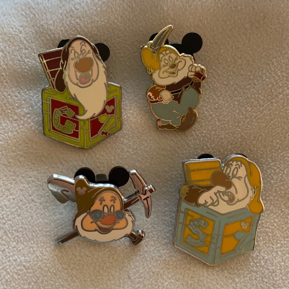 Various Disney dwarfs pins
